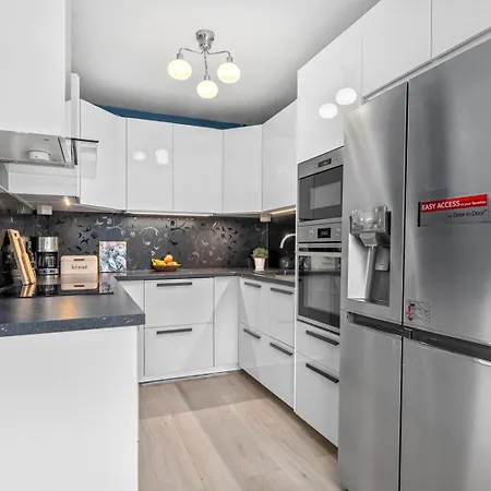 Modern 90 Sqm Free Parking דירה *